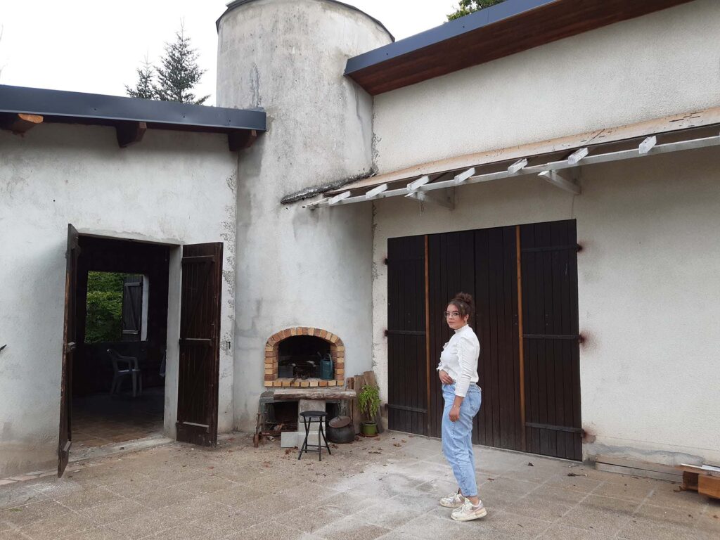 Solène Garcia, propriétaire occupante, pose devant sa maison à Seilhac qui a fait l'objet d'aides à la rénovation énergétique par Tulle agglo