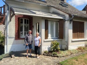 Frank et Mireille Paquet posent devant leur maison qui a fait l'objet d'aides à la rénovation énergétique par Tulle agglo