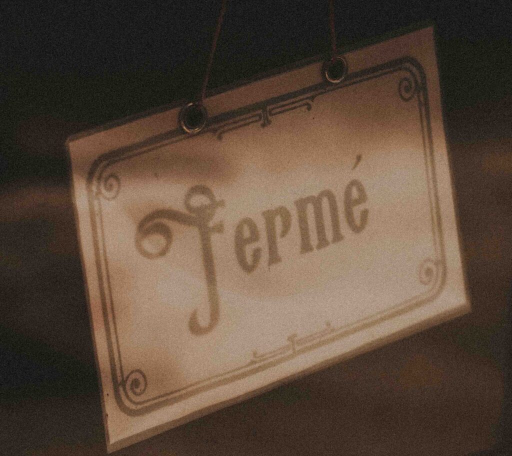 Un panneau "Fermé" placé à l'entrée d'un magasin