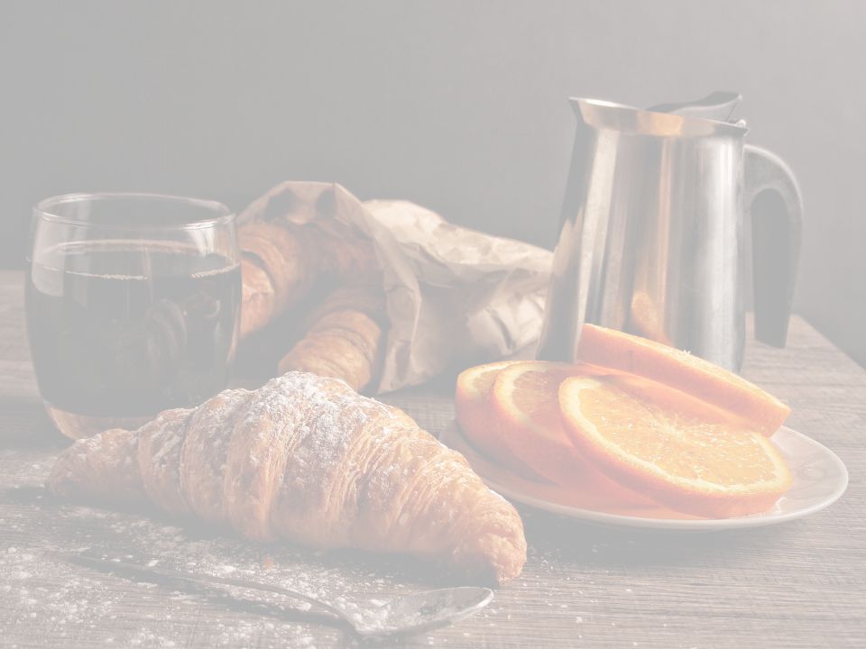 petit-déjeuner_oranges_croissants_café_jus_matin_brunch